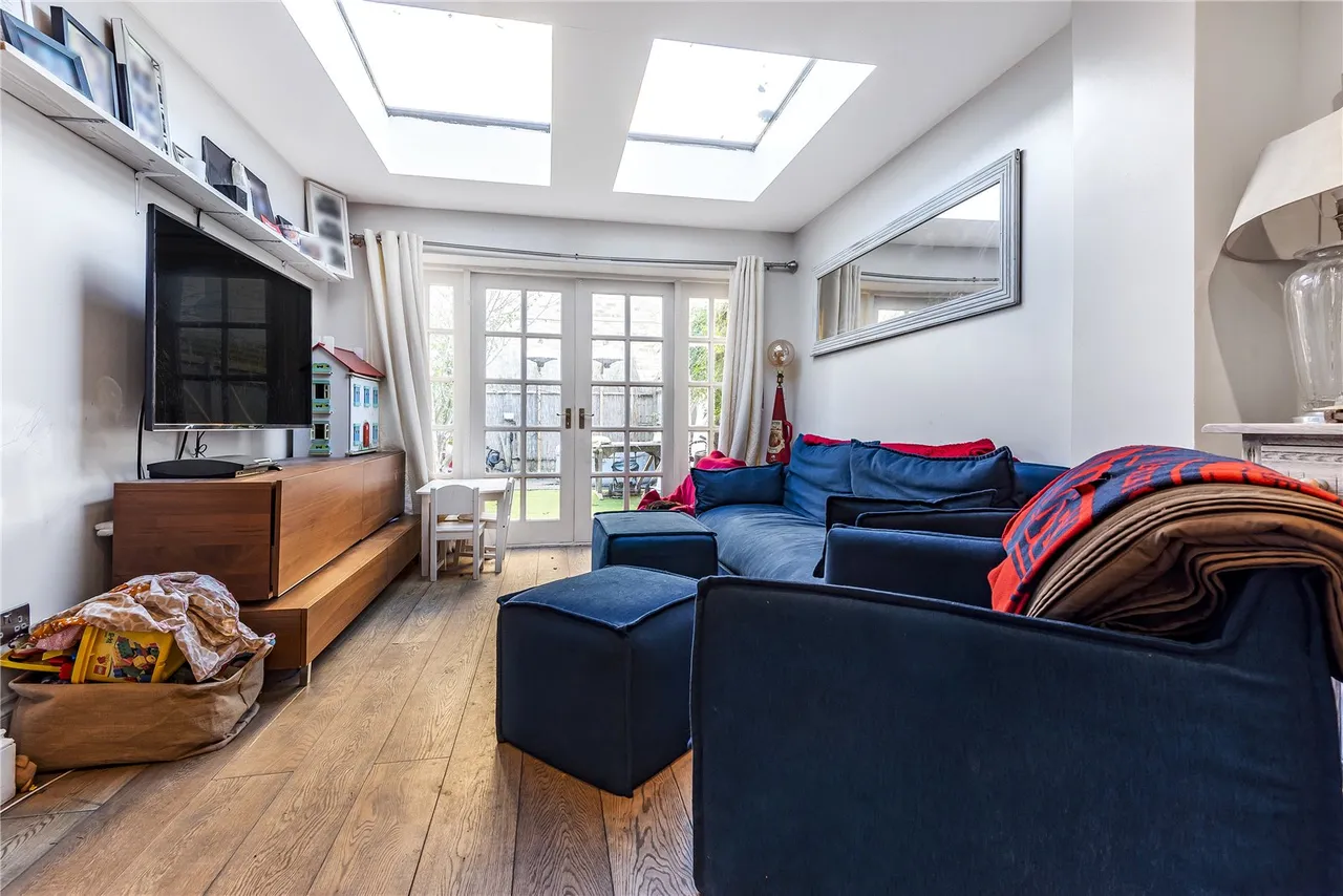 Hill House Drive, Hampton, London, TW12 2FD, photo 2