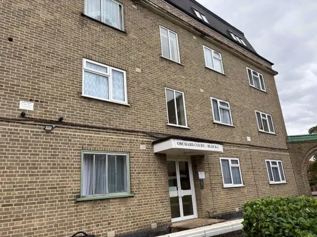 2 bed flat for sale — Stonegrove, Edgware