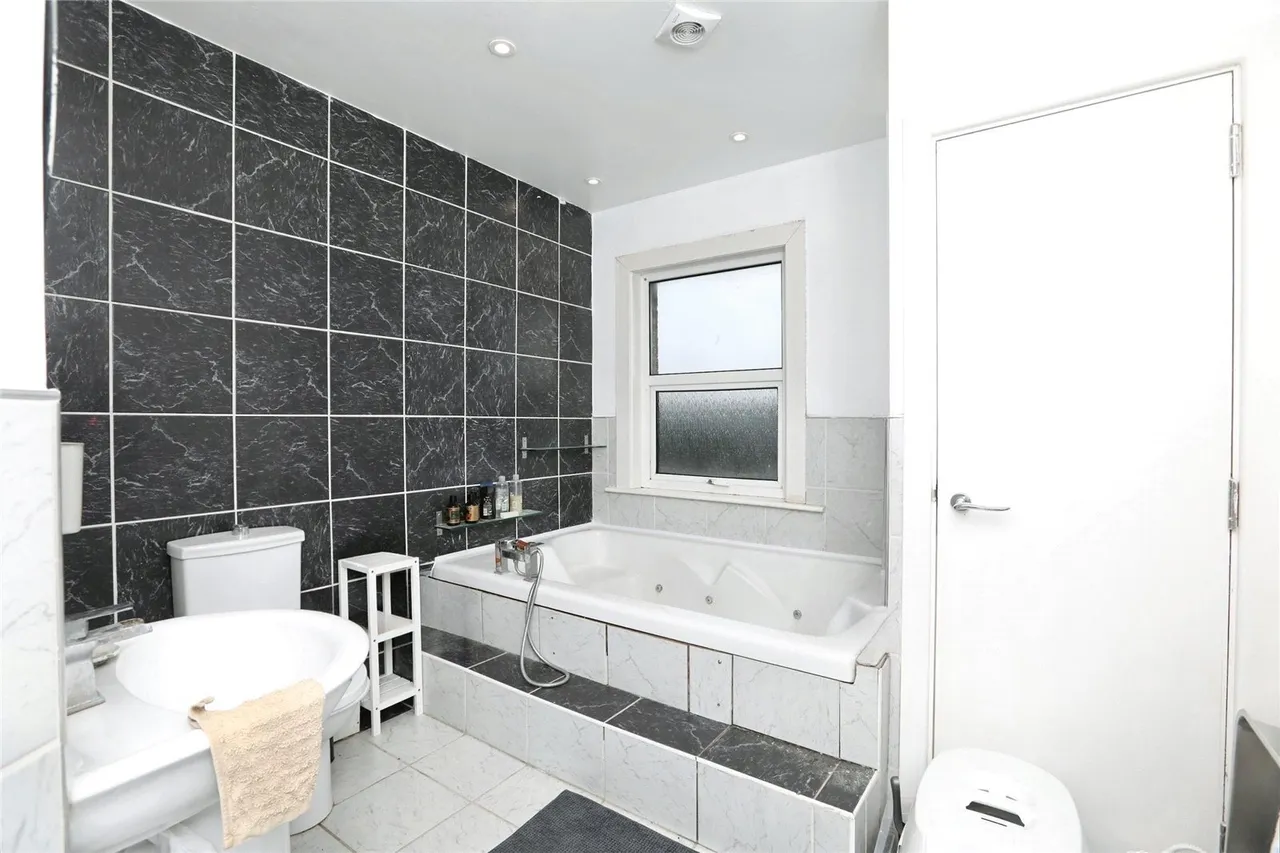 Alexandra Road, Sheerness, ME12, photo 2