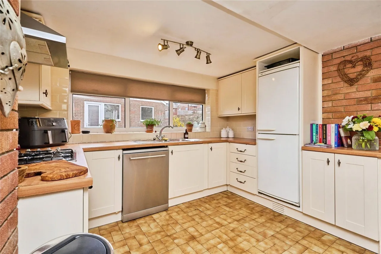 St. Johns Road, Newport, PO30, photo 3