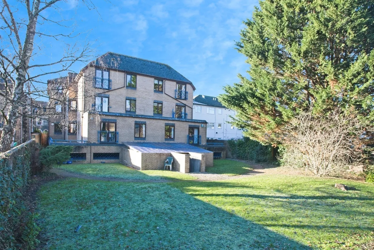 2 bed flat for sale — Caernarvon Court, Conway Road, Cardiff, CF11