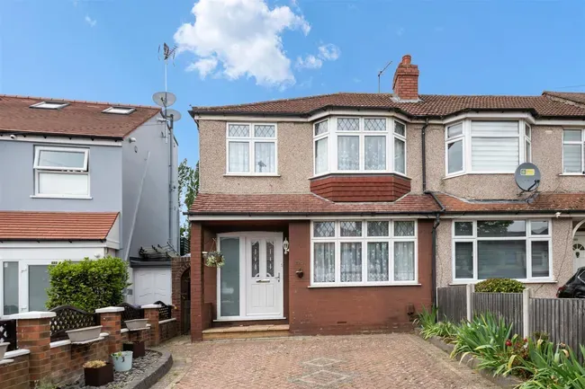 3 bed property for sale — Conway Crescent, Perivale, Greenford