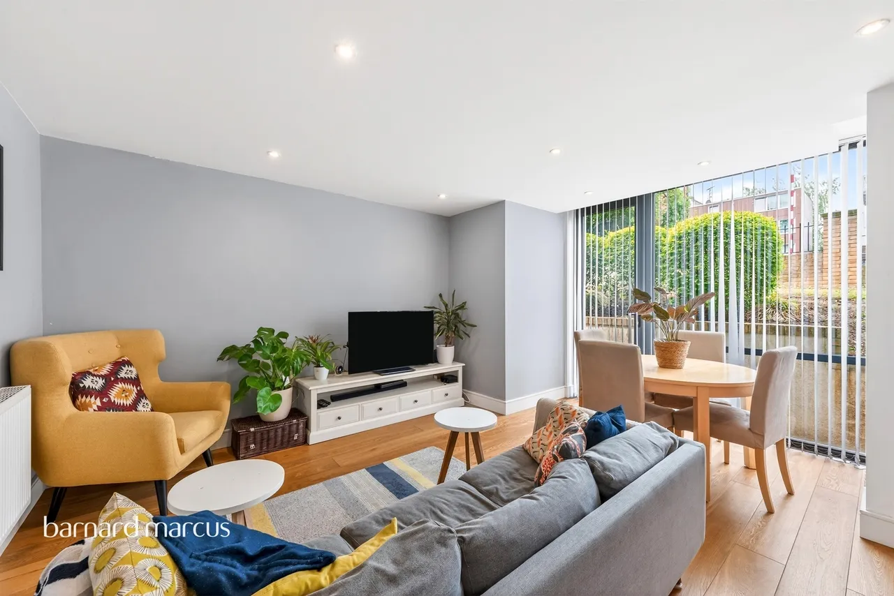 2 bed flat for sale, Alton Road, London, SW15