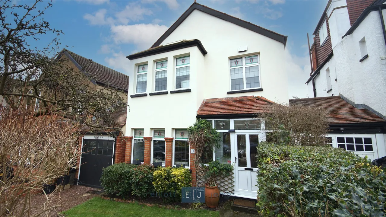 4 bed house for sale — The Avenue, Loughton