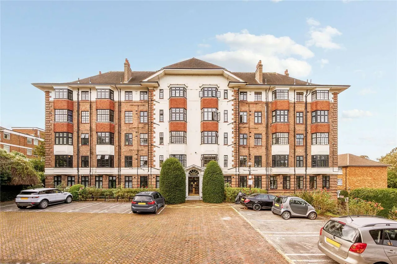 2 bed flat to rent — Greystoke Lodge, Hanger Lane, Ealing, W5 1EW