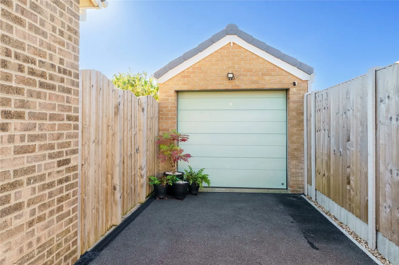 Chiltern Court, Hemsworth, WF9, photo 11