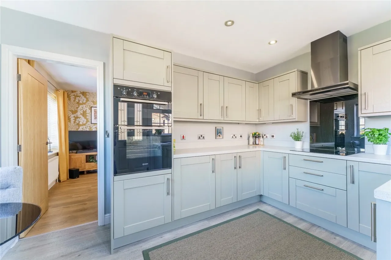 Chiltern Court, Hemsworth, WF9, photo 14