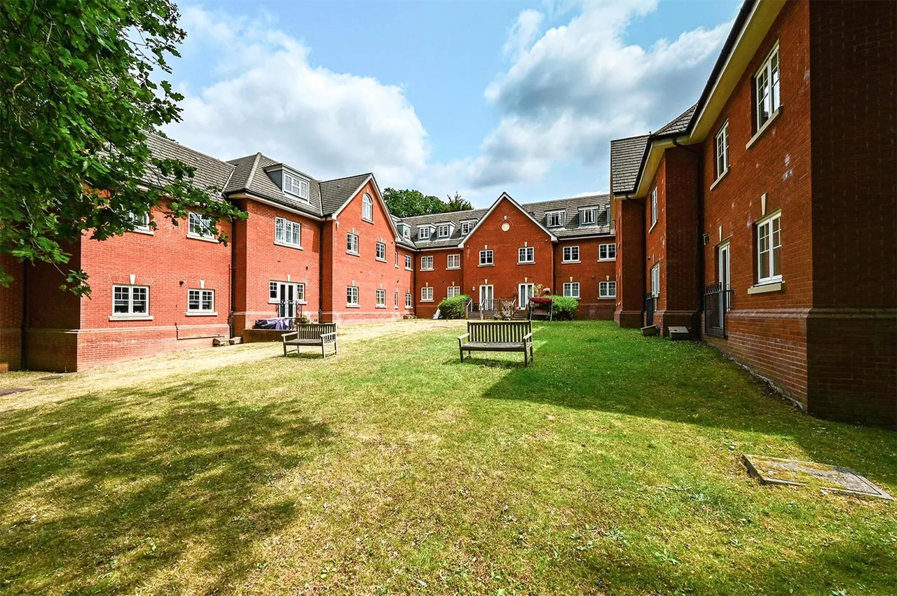 Crookham Road, Fleet, Hampshire, GU51 5TB, photo 4