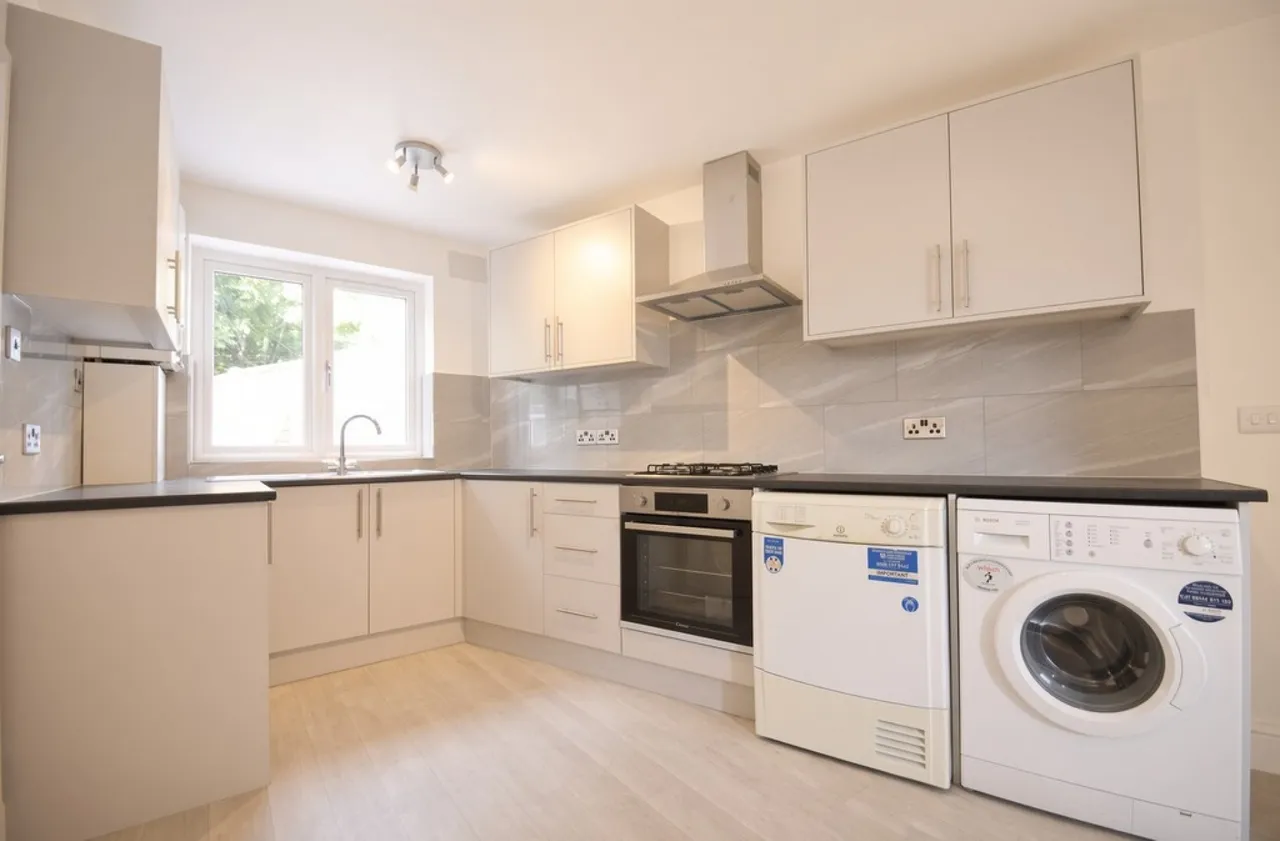 Fernside Avenue, Feltham, photo 2