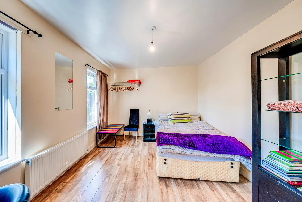 Cemetery Road, London, E7, photo 12