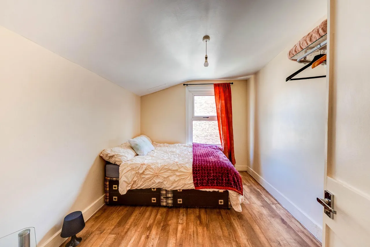 Cemetery Road, London, E7, photo 15