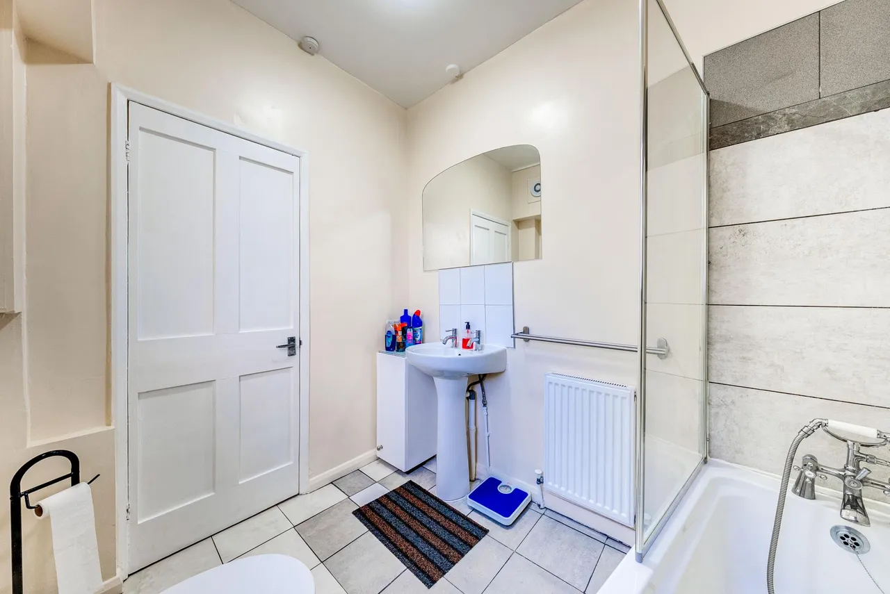 Cemetery Road, London, E7, photo 26