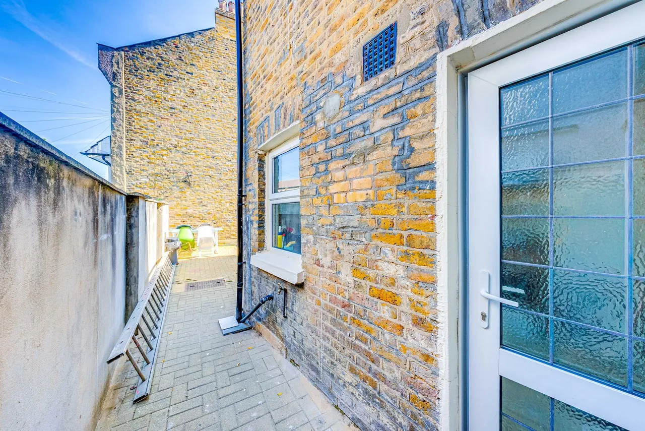 Cemetery Road, London, E7, photo 29