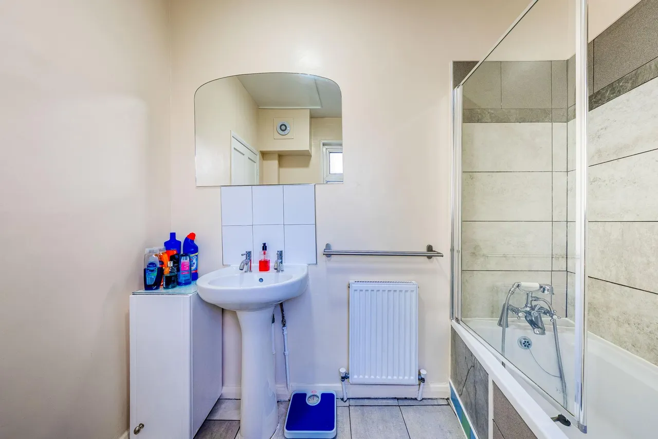 Cemetery Road, London, E7, photo 24