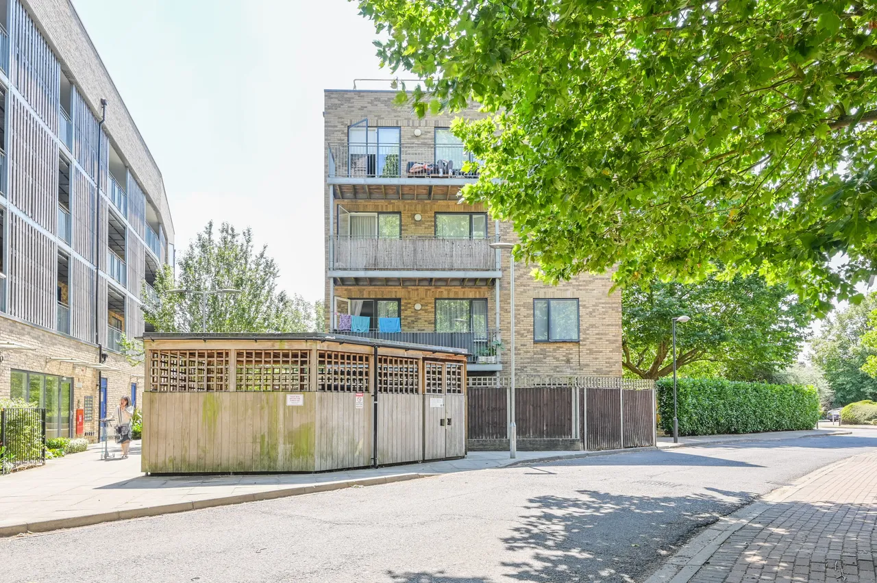 Flat 202, Frederic Court, London, photo 2