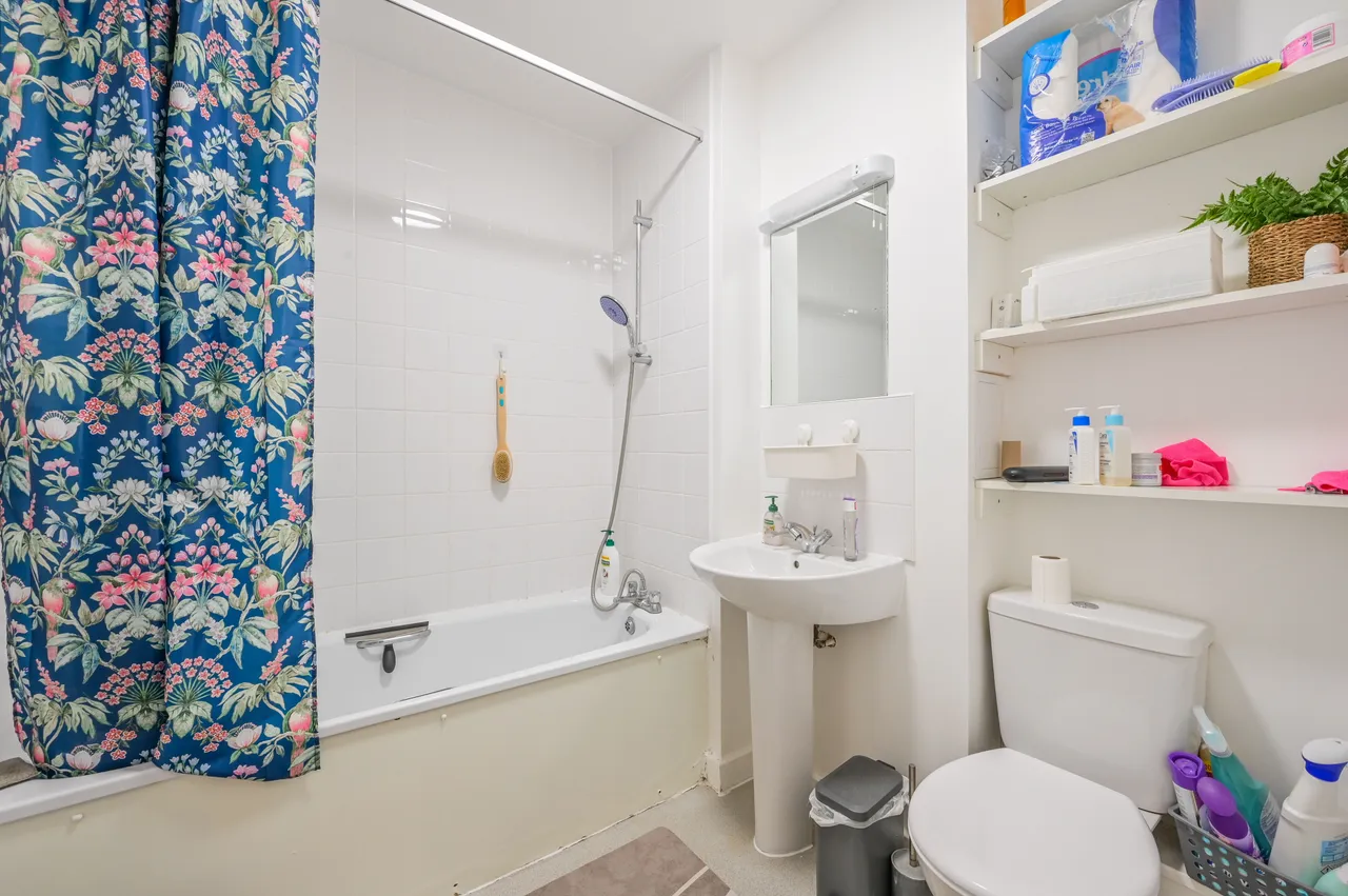 Flat 202, Frederic Court, London, photo 6