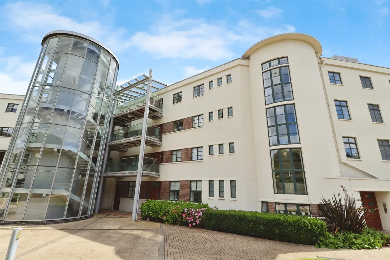 2 bed flat for sale, Hayes Road, Penarth, CF64