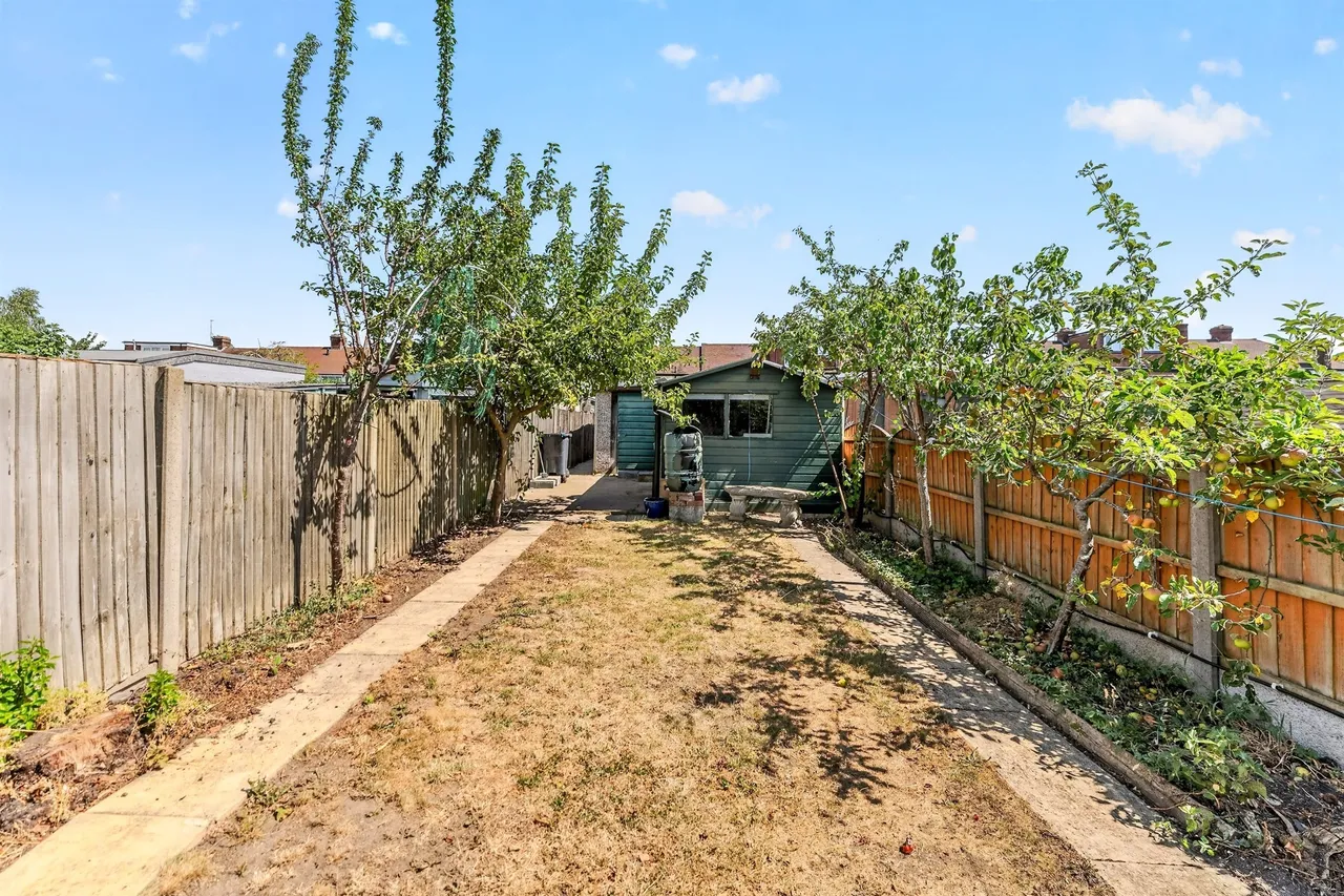 Kingsbridge Road, Morden, photo 6