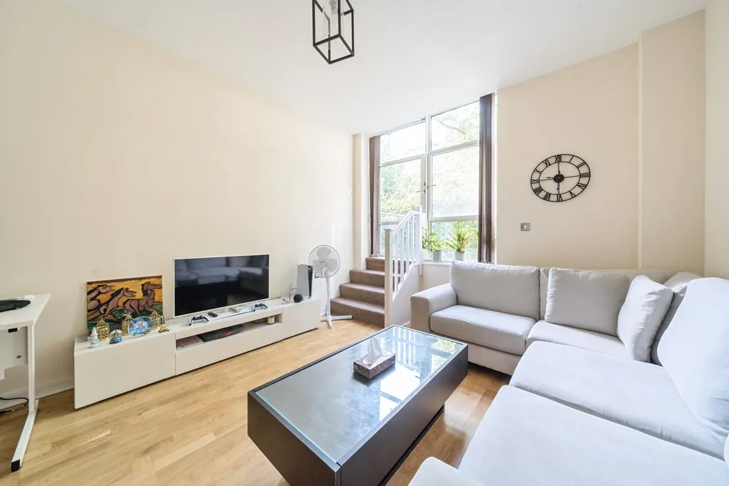 Great West Road, TW8, photo 9