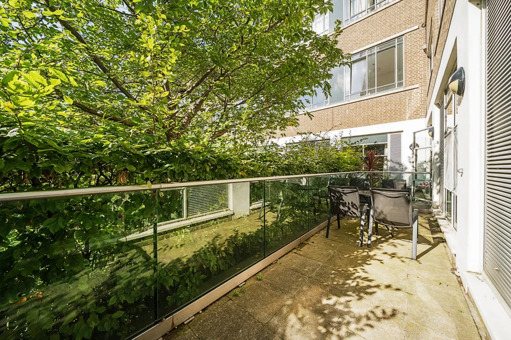 Great West Road, TW8, photo 4