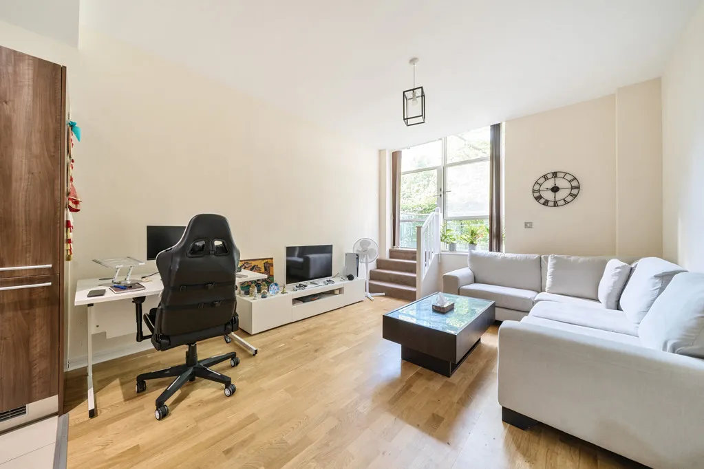 Great West Road, TW8, photo 2