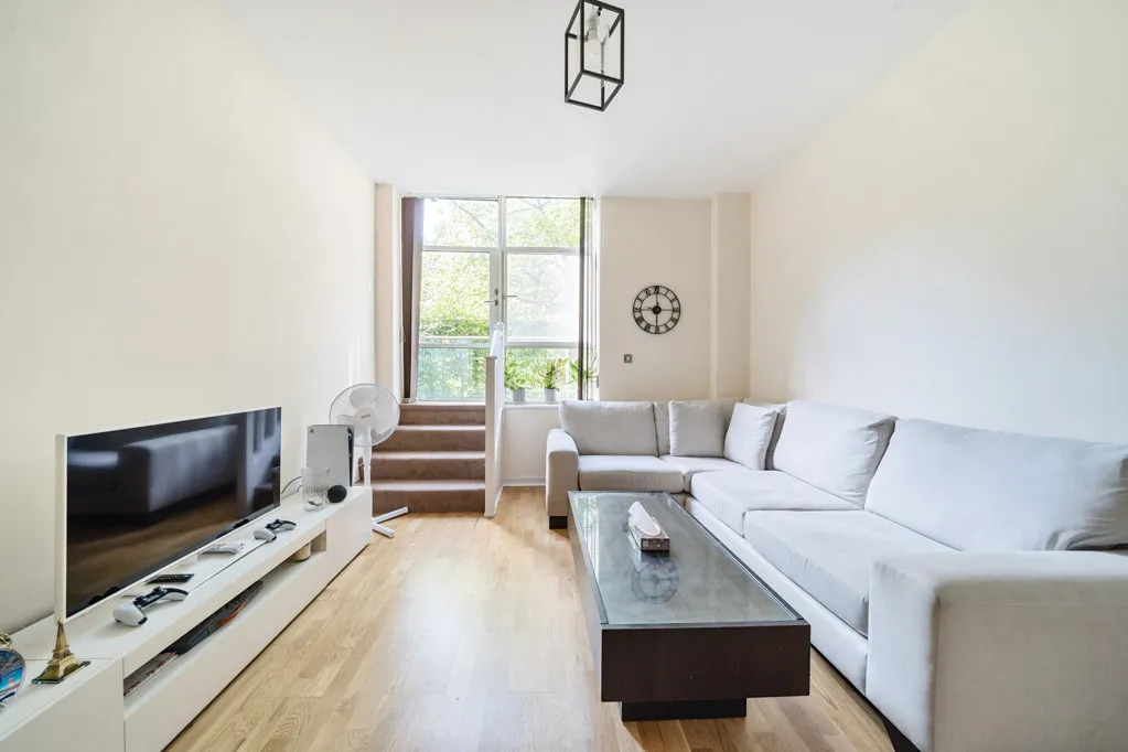 Great West Road, TW8, photo 13