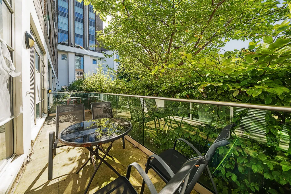 Great West Road, TW8, photo 5