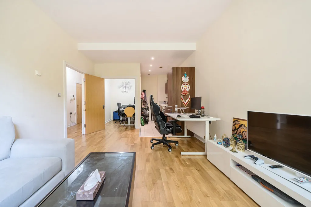 Great West Road, TW8, photo 11