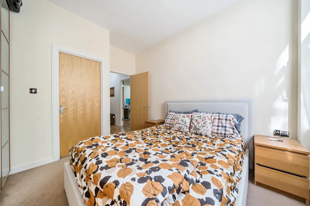 Great West Road, TW8, photo 3