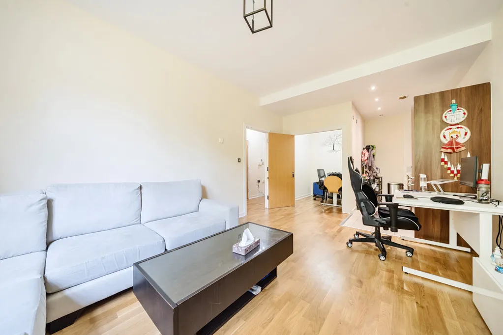 Great West Road, TW8, photo 16