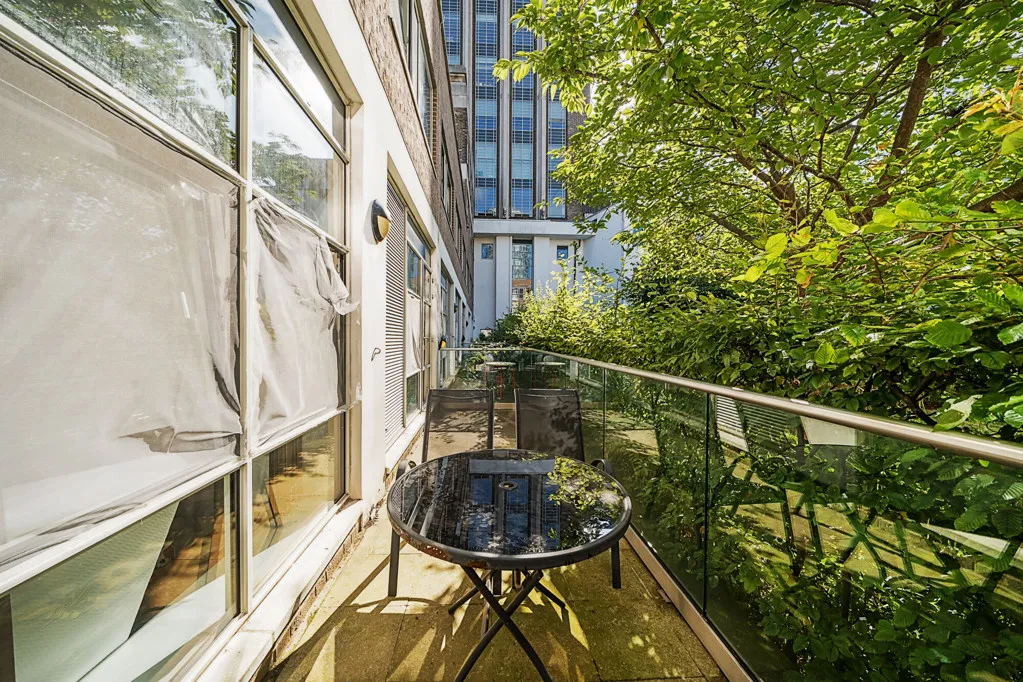 Great West Road, TW8, photo 8