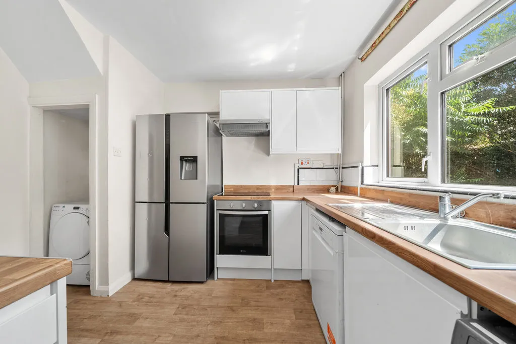 Burwood Road, Hersham KT12 4AA, photo 2