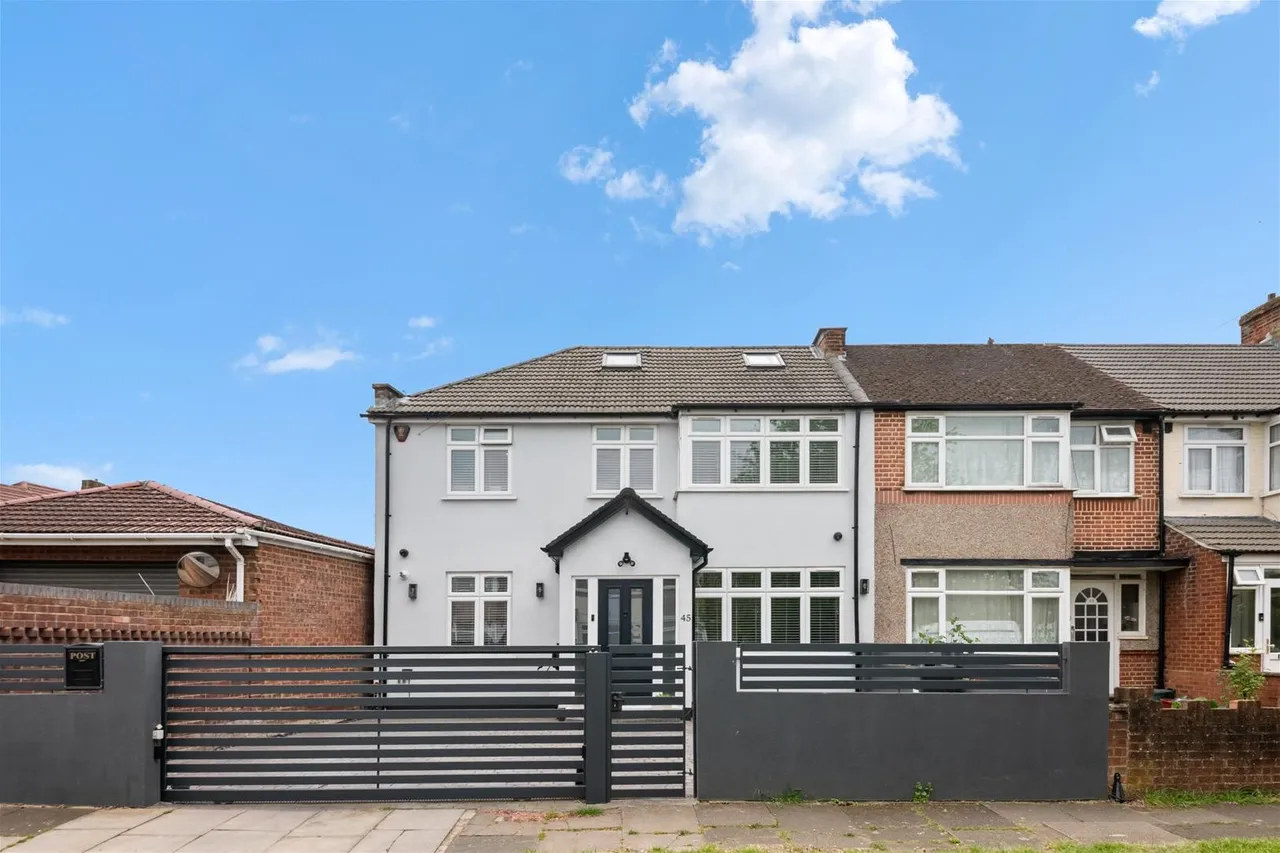 3 bed house for sale — Clunbury Avenue, Southall