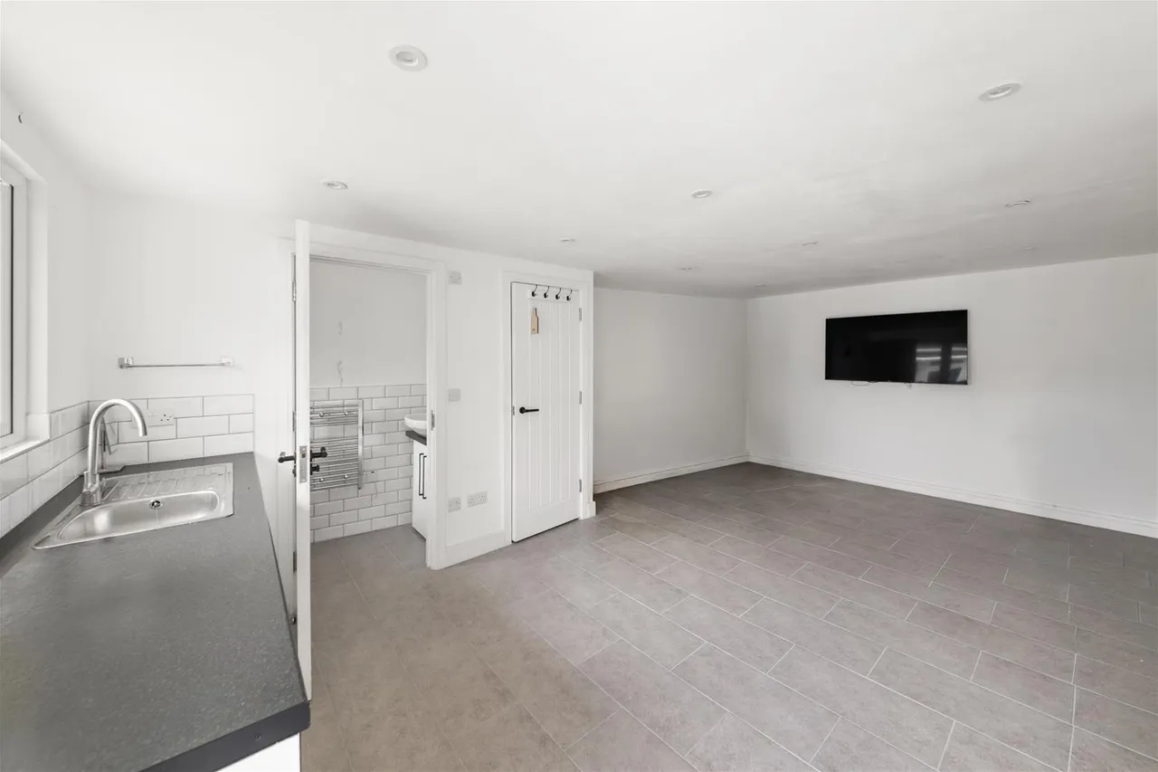 Clunbury Avenue, Southall, photo 21