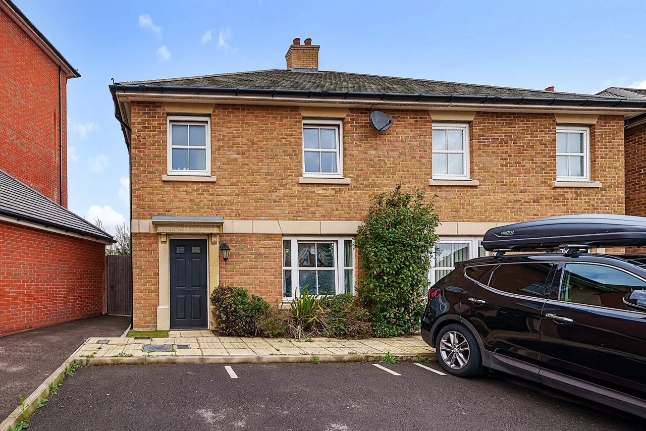 3 bed house for sale — Rainbow Road, DA8