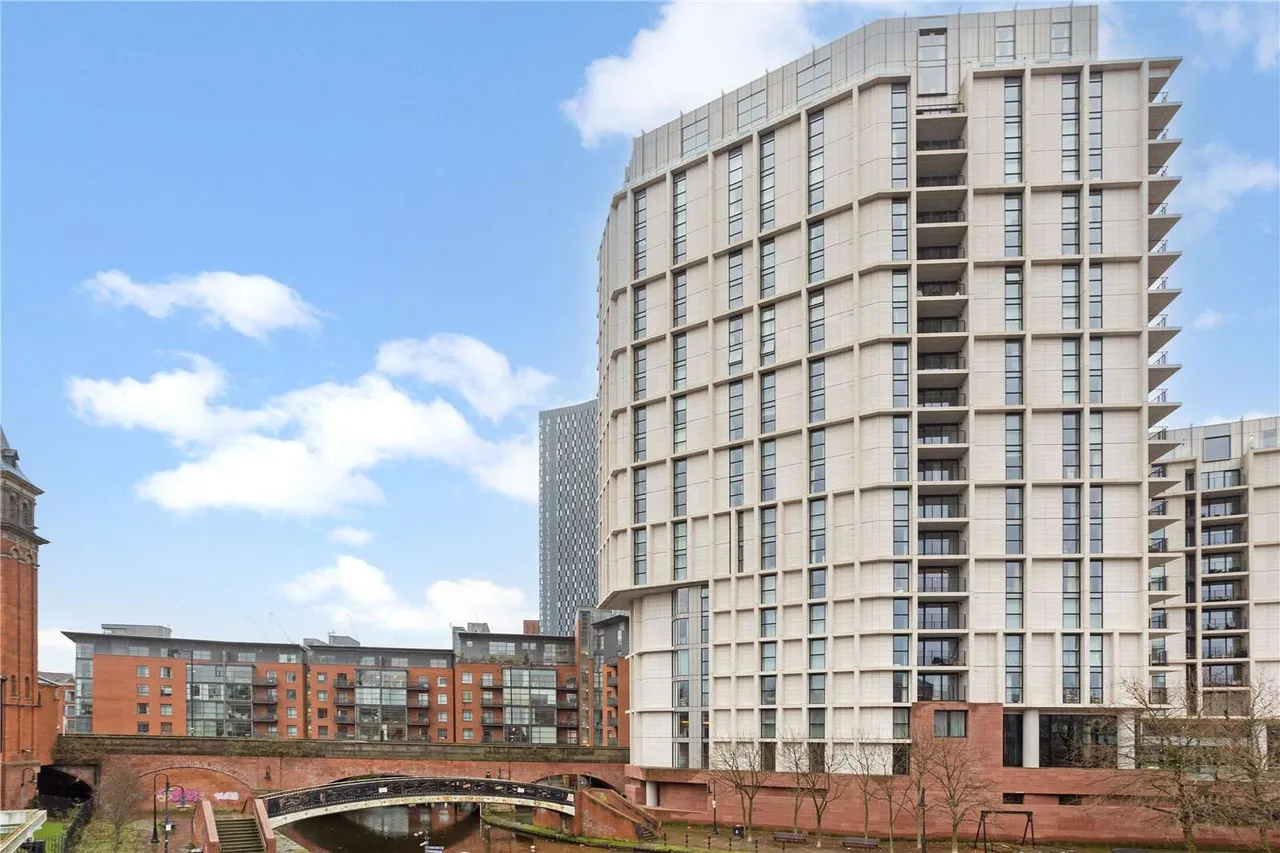 3 bed flat to rent, Chester Road, Manchester, M15