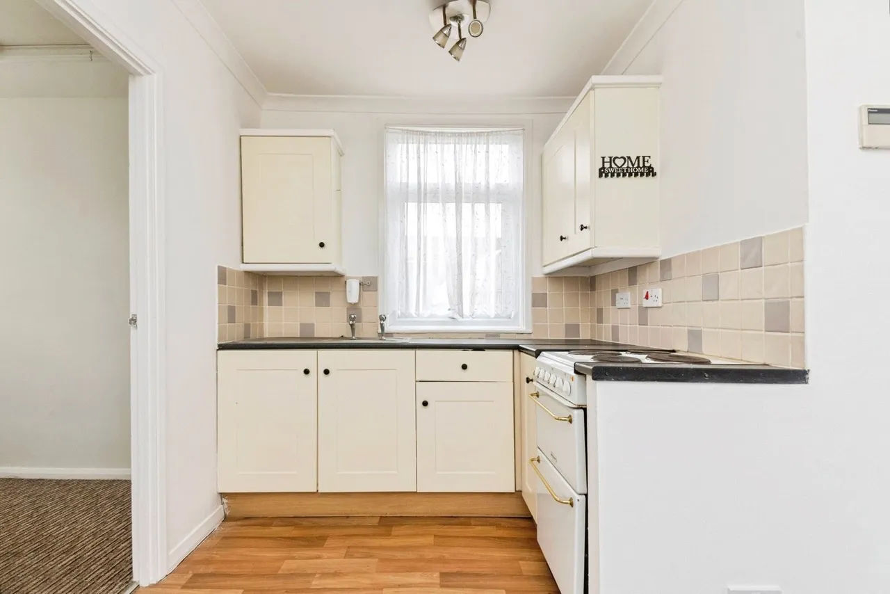 Bentley Avenue, Jaywick, Clacton-on-Sea, Essex, CO15, photo 4