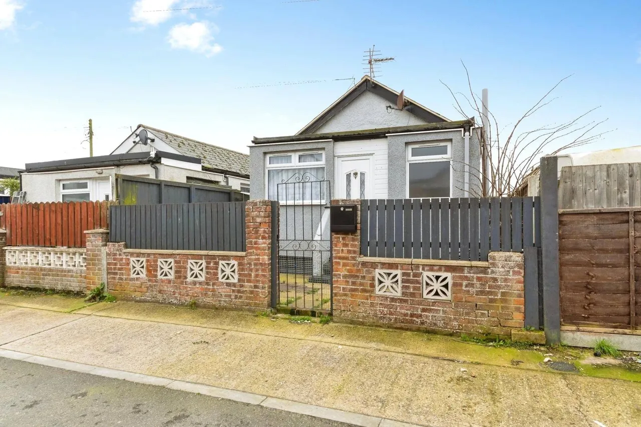 Bentley Avenue, Jaywick, Clacton-on-Sea, Essex, CO15, photo 9