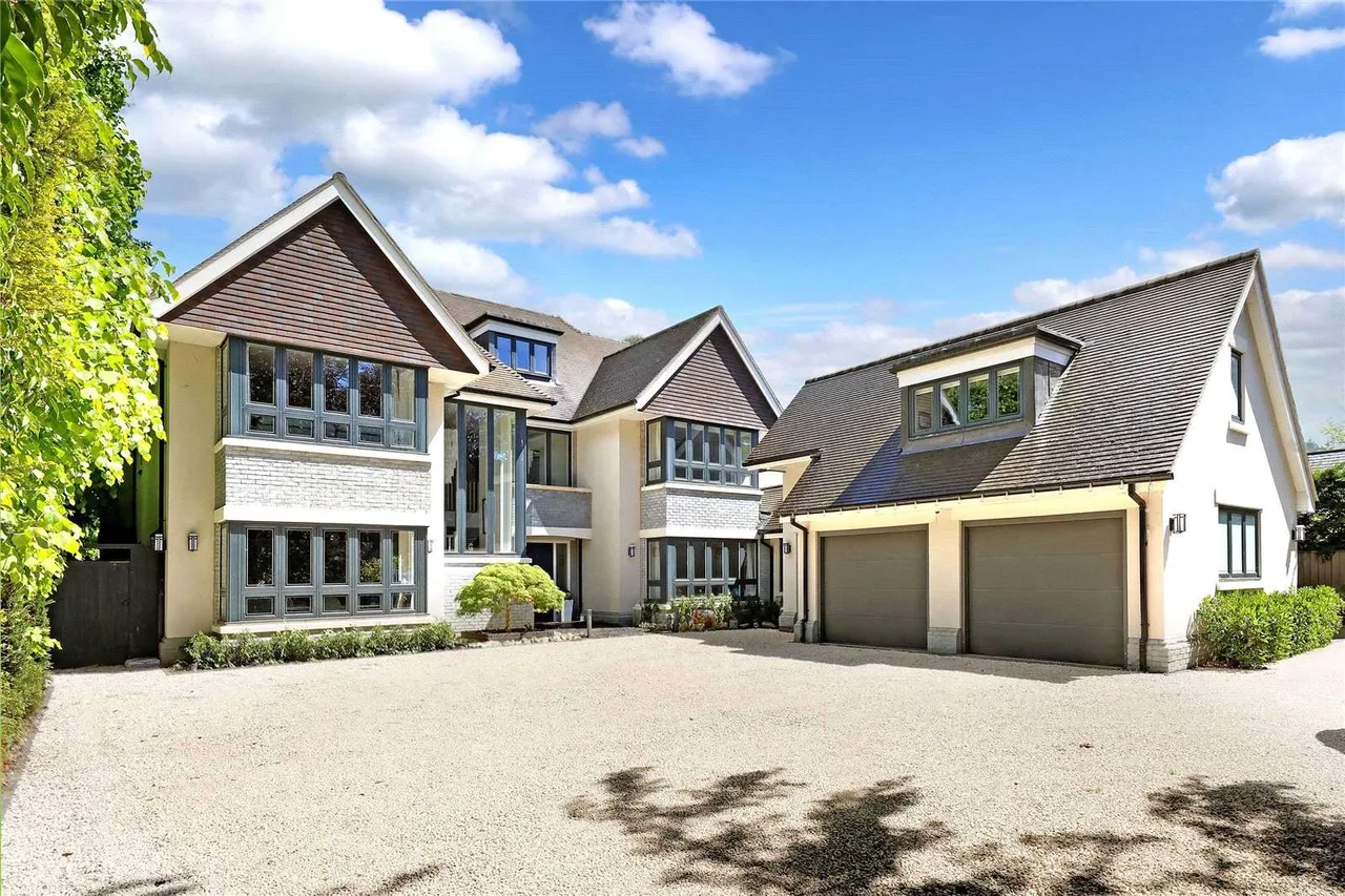 6 bed house to rent — Penn Road, Beaconsfield, Buckinghamshire, HP9 2LS
