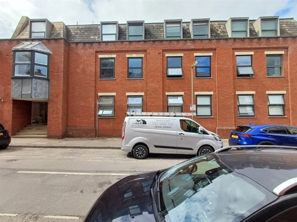 2 bed flat for sale — Minorca Road, WEYBRIDGE