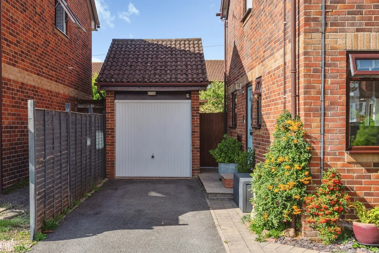 Manor Park, Norton Fitzwarren, TA2, photo 20