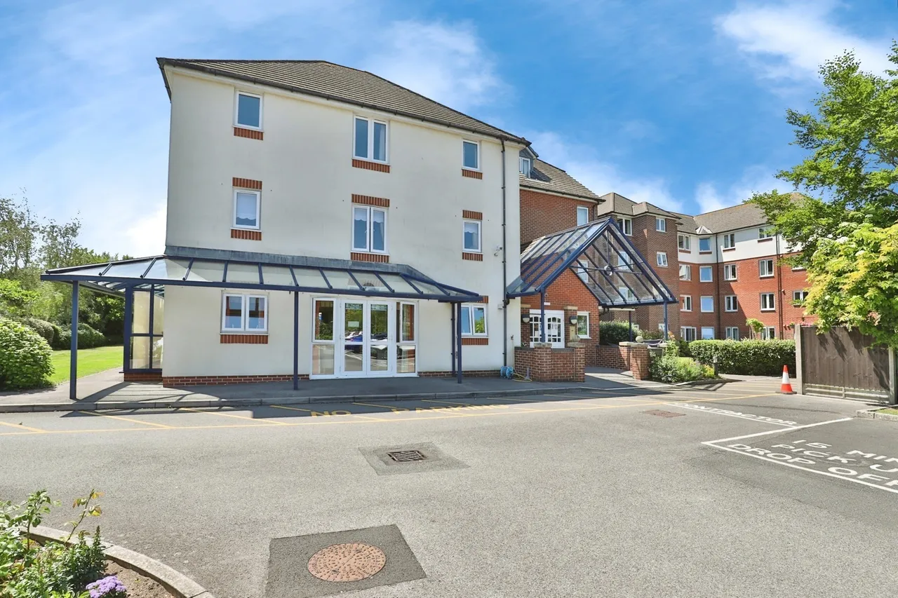 1 bed flat for sale, Stour Road, Christchurch, BH23