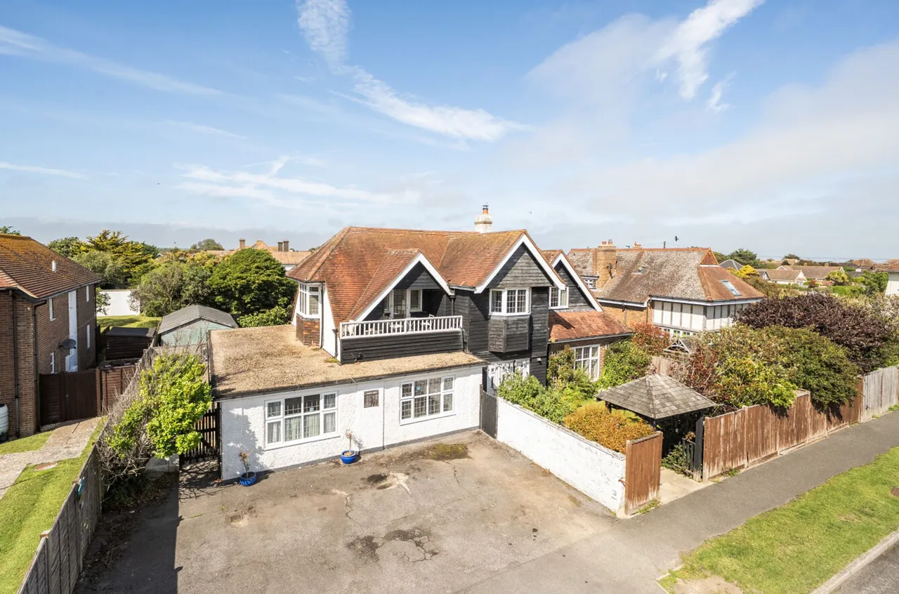 5 bed property for sale, Vincent Road, Selsey, PO20