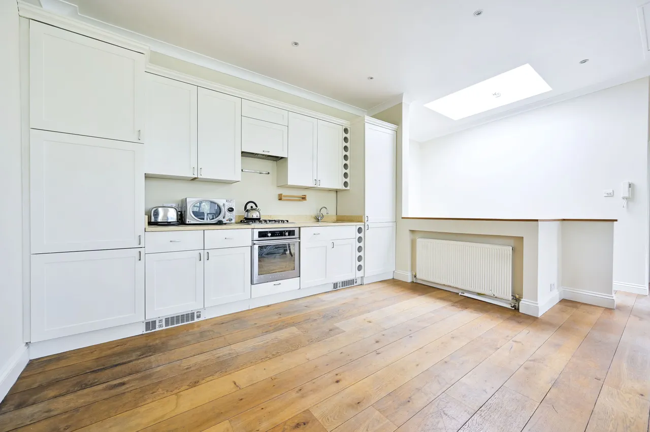2 bed flat for sale — Flat 3, 15-17 Barons Court Road, London