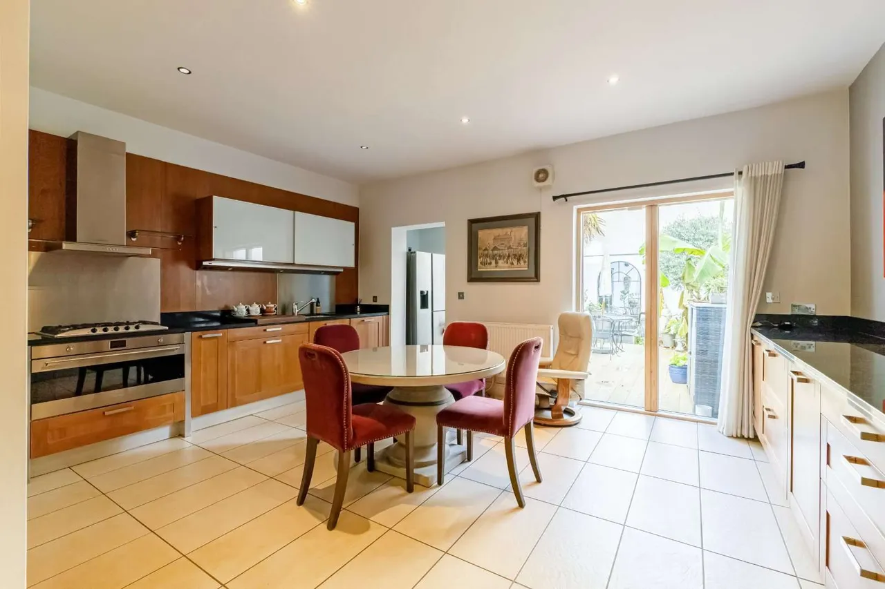 Trafalgar Street, Cheltenham, Gloucestershire, GL50 1UH, photo 4