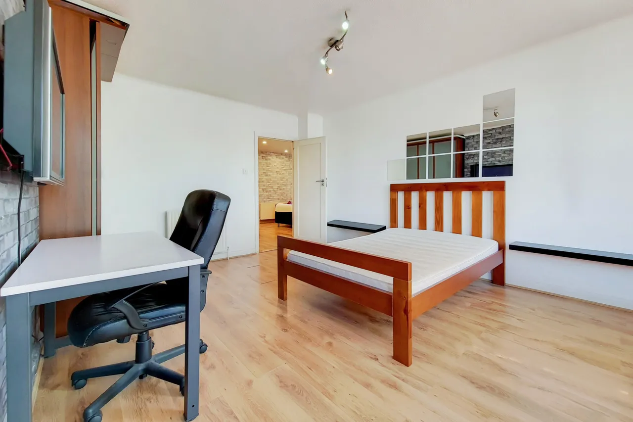 4 Queensborough Court, North Circular Road, London, photo 9