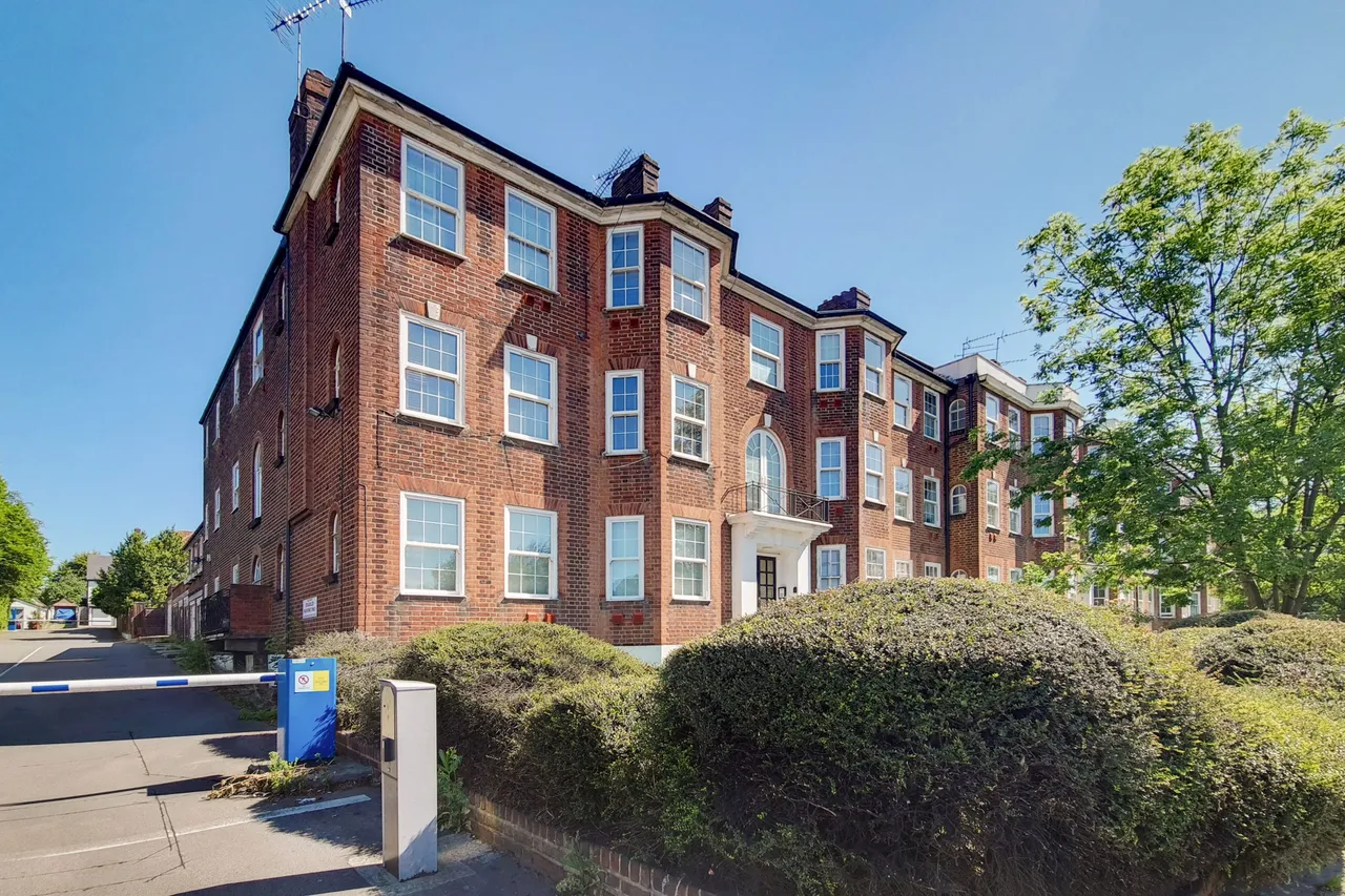 4 Queensborough Court, North Circular Road, London, photo 8