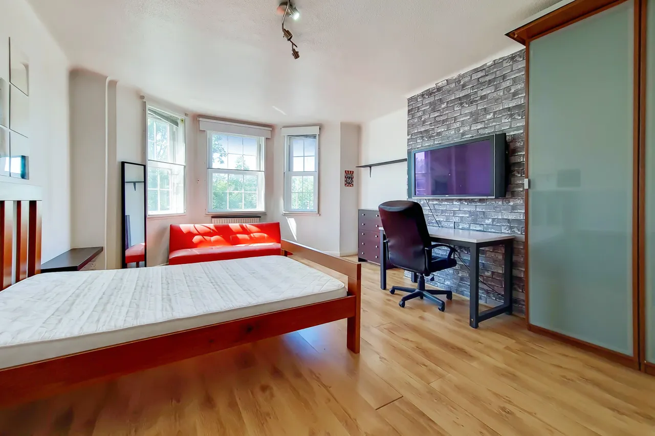 4 Queensborough Court, North Circular Road, London, photo 10
