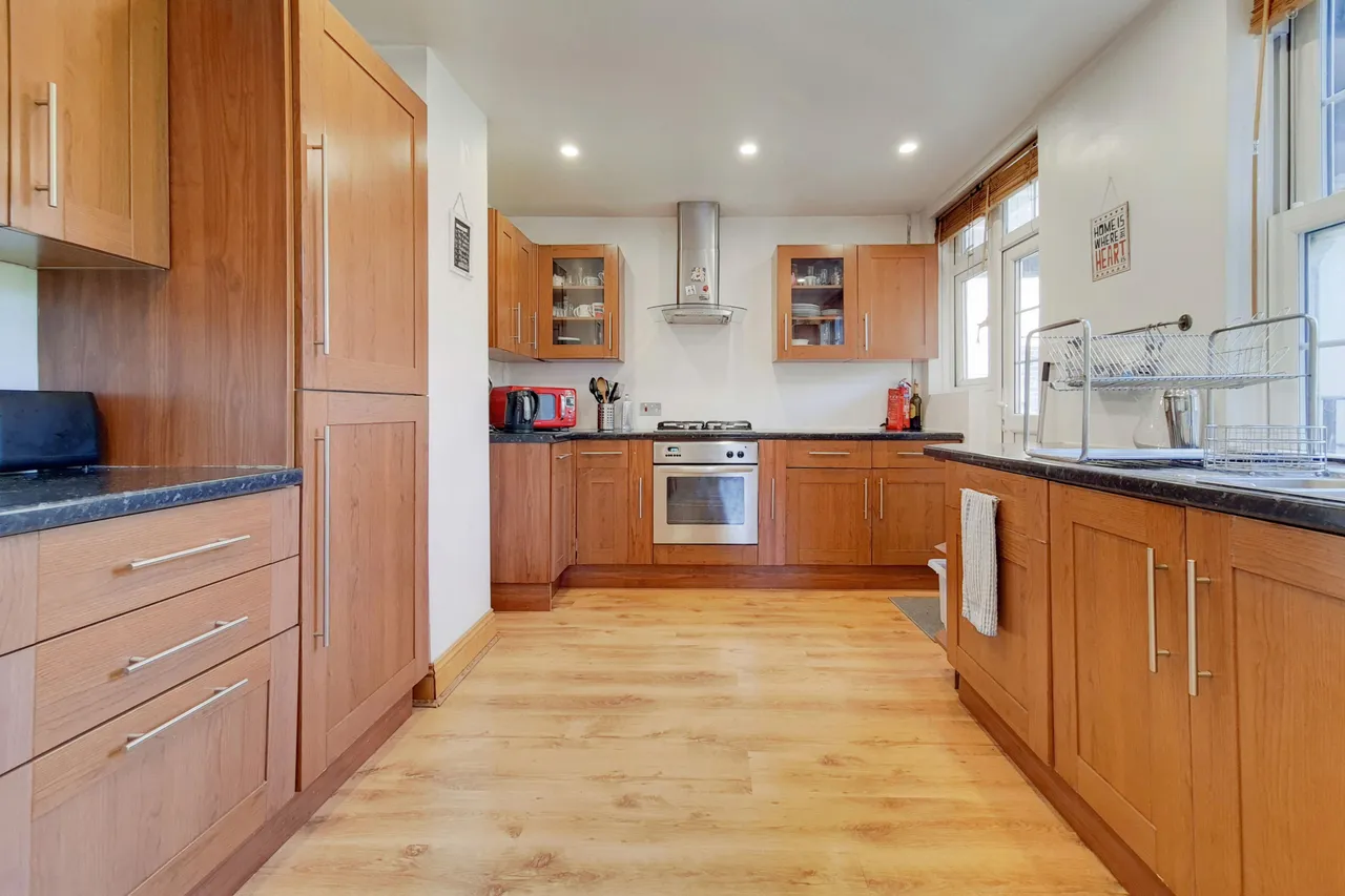 4 Queensborough Court, North Circular Road, London, photo 4