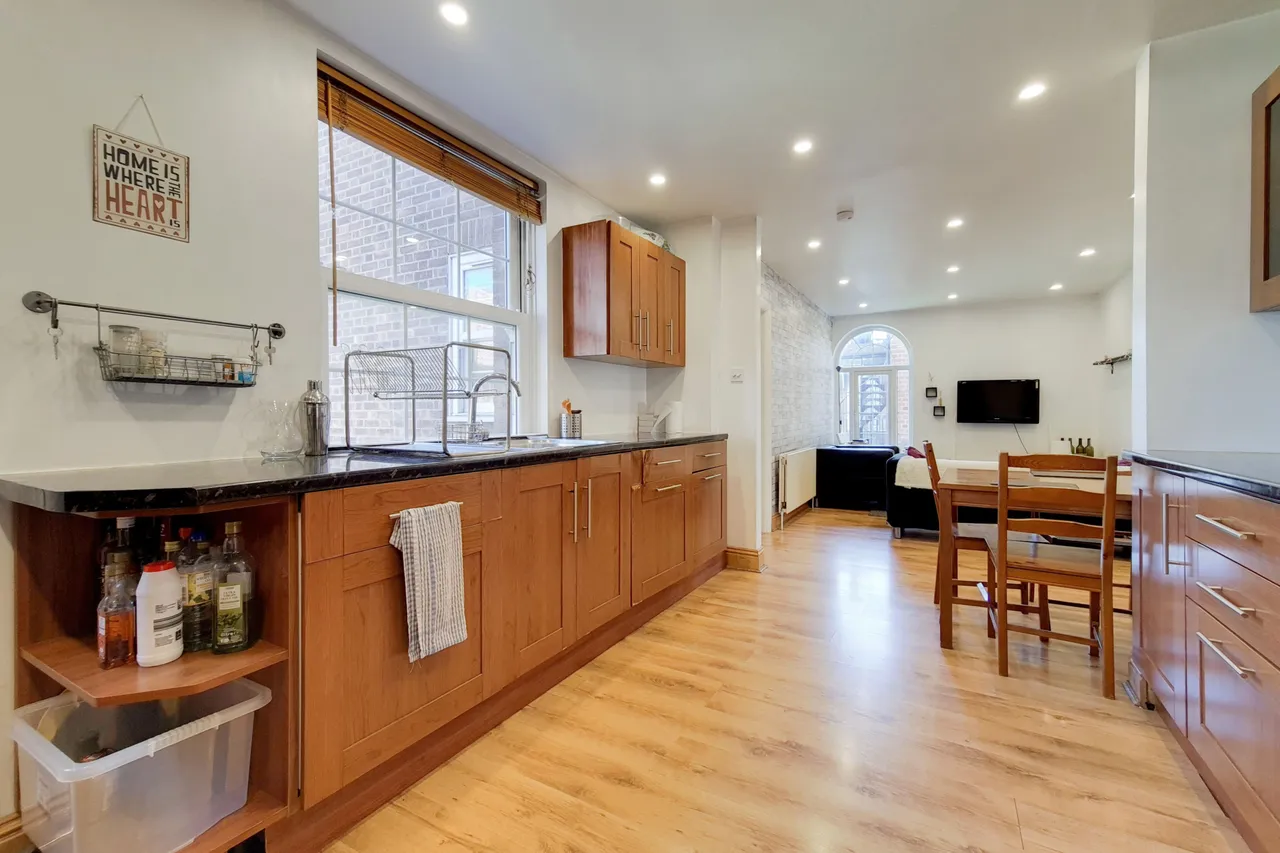 4 Queensborough Court, North Circular Road, London, photo 5